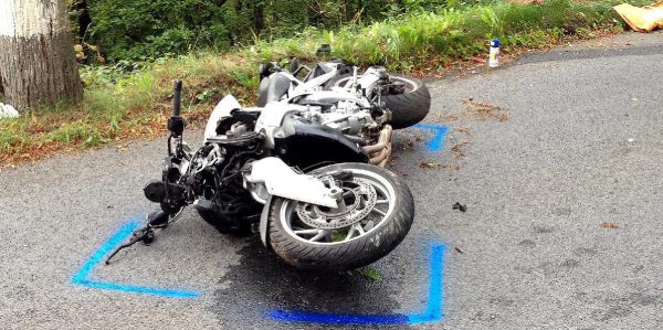 Motorradfahrer gegen Felsen