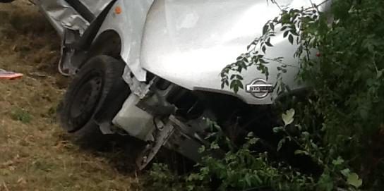 Auto prallt gegen Baum, Fahrer stirbt