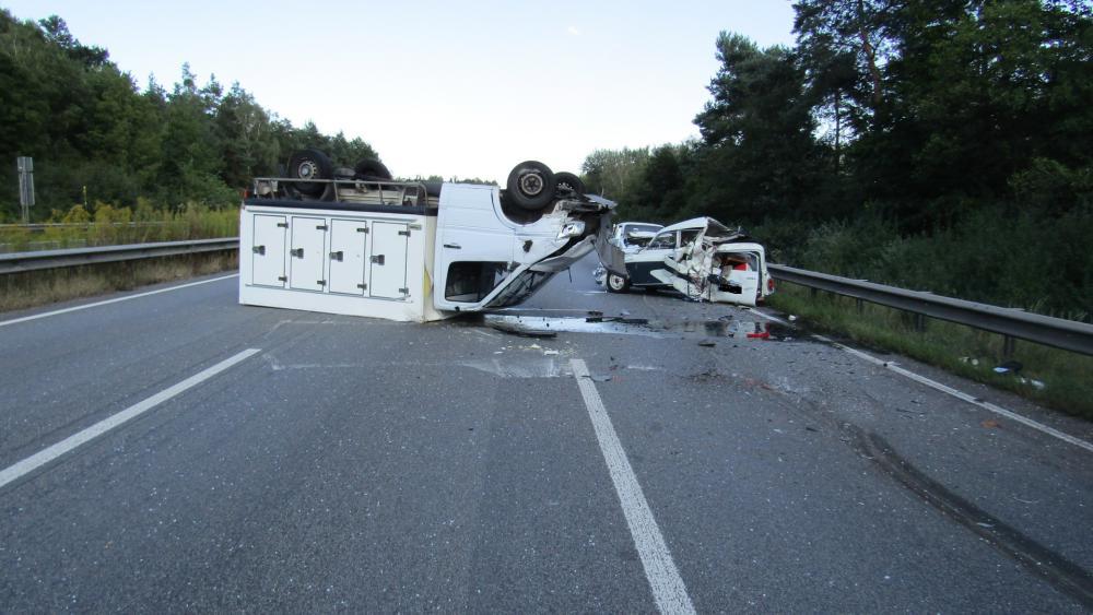 Zwei Oldtimer bei Unfall auf der A6 zerstört