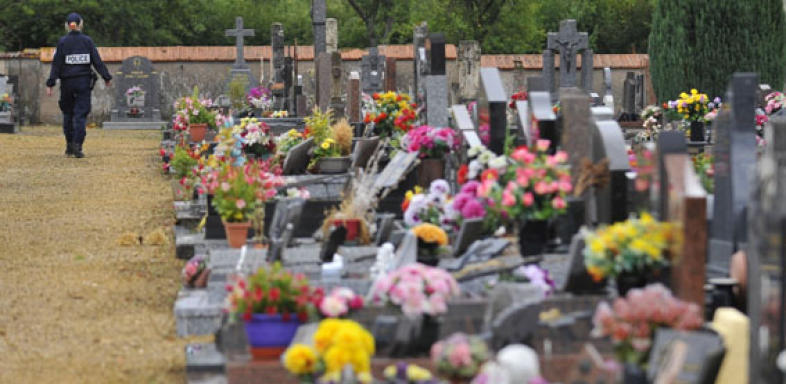 Jugendliche verwüsten Friedhof