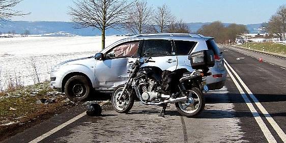 Motorrad kracht mit Auto zusammen