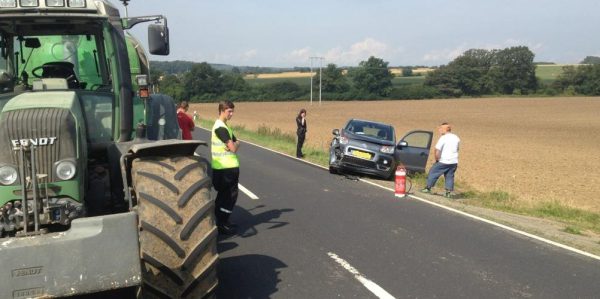 Auto rammt Traktor auf Landstraße