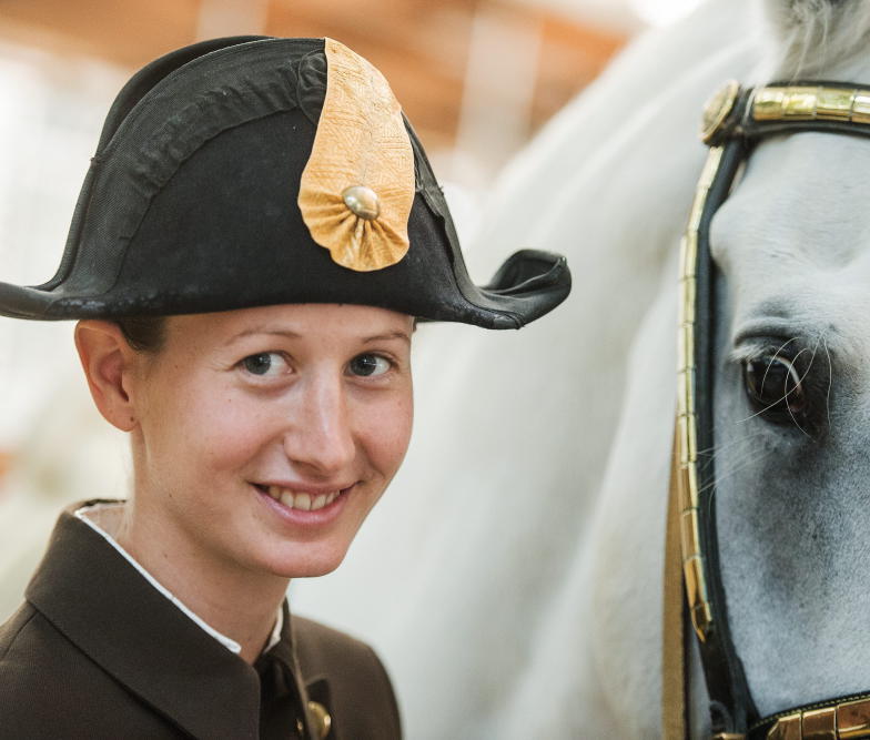 Erste Frau im Lipizzaner-Sattel