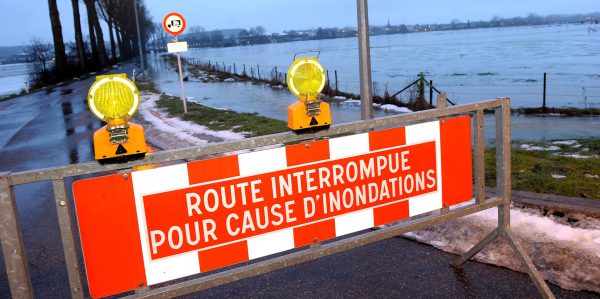 Straßen wegen Hochwasser gesperrt