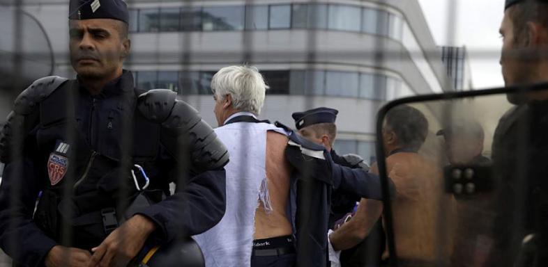 Demonstranten stürmen Sitzung