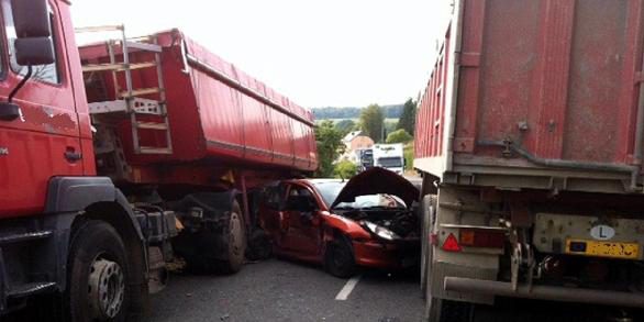 Auto zwischen zwei Lkw eingeklemmt