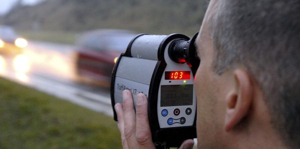 Autofahrerinnen liefern sich wildes Rennen