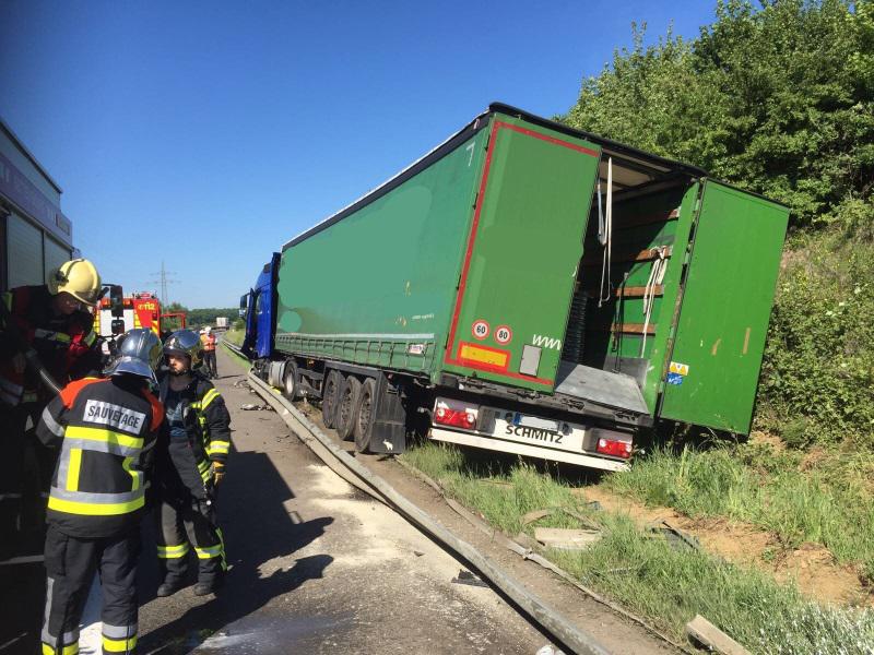 Lkw durchbricht Leitplanke auf A13