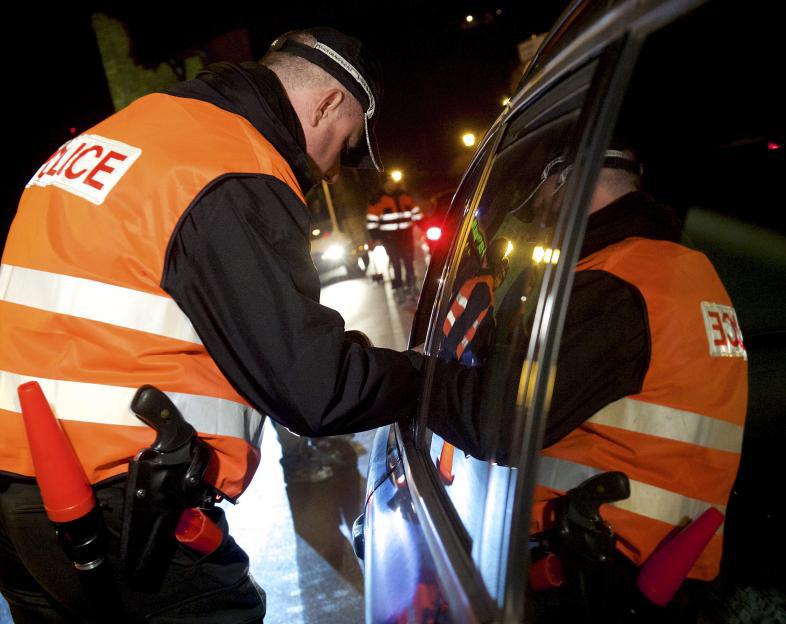 Autofahrer sägt Straßenlaterne ab