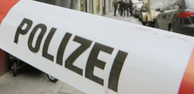 Autofahrer prallt mit Wagen in Polizeirevier