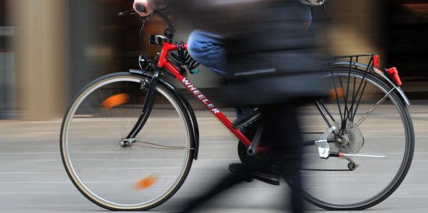 Radfahrer nach Sturz in Lebensgefahr