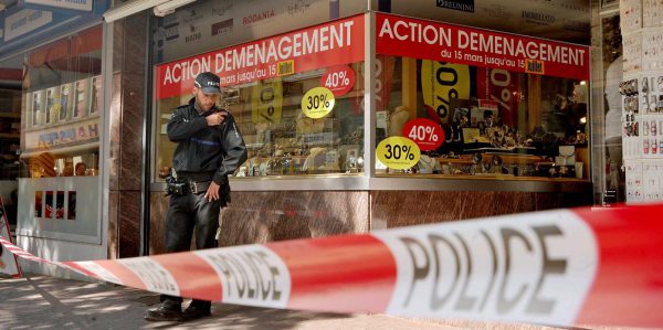 Schmuckladen überfallen - Inhaber verletzt