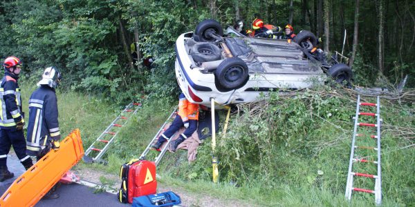 Schwerer Unfall - Fahrer eingeklemmt