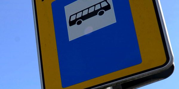 Bus stürzt Frau zu Boden