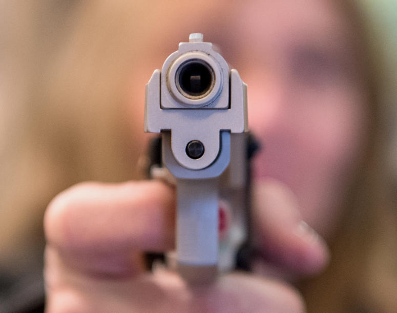 Mann mit Waffe erschreckt Menschen in Einkaufspassage