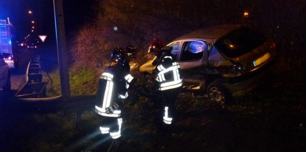 Auto rennt in Hügel