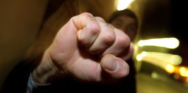 Aggressive Männer in blutigen T-Shirts