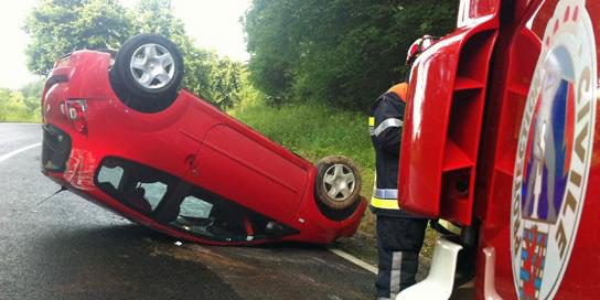 Junge Autofahrerin verletzt