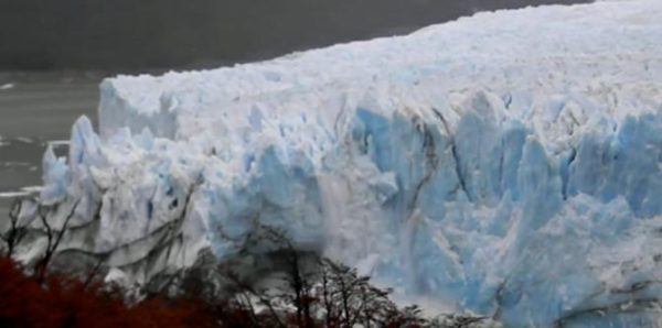 Gletscher sprengt Eis ab