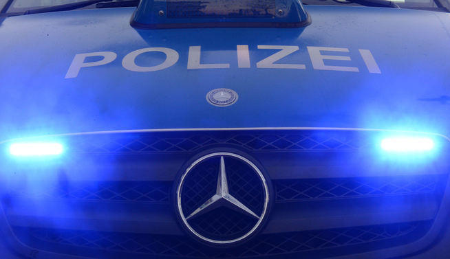 Auf Polizeiwagen geräkelt - Sachbeschädigung!