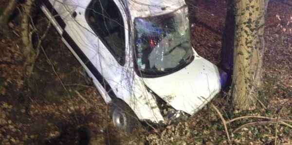 Auto stürzt mehrere Meter in die Tiefe