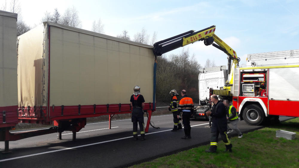 Um ein Haar verlor ein LKW seine Ladung