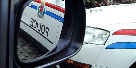 Betrunkene Frau beschädigt Polizeiwagen