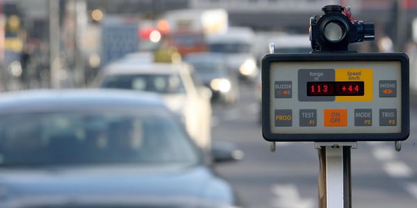 Raser macht bei Tempo 325 auf Autobahn Foto