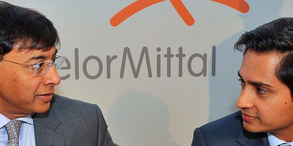 Mittal trägt die Flamme