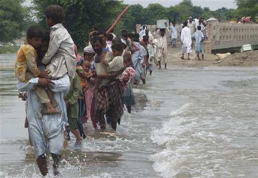 Hilfe für Flutopfer in Pakistan kommt mit Eseln und zu Fuß