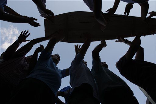 Tausende Menschen trauern in Bosnien um Srebrenica-Opfer